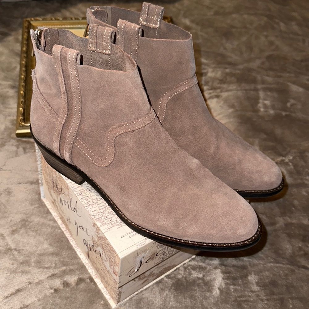 Anthropologie 9 Dolce Vita Tan Suede Back Zip Stacked Heel Ankle Booties